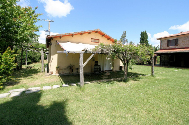 Complesso immobiliare di ampia superficie  con annessi e terreno a venti minuti dal mare in vendita a Monteverdi Marittimo
