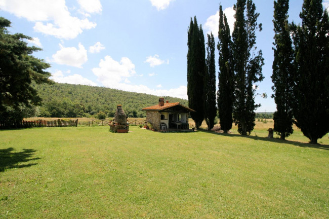 Complesso immobiliare di ampia superficie  con annessi e terreno a venti minuti dal mare in vendita a Monteverdi Marittimo