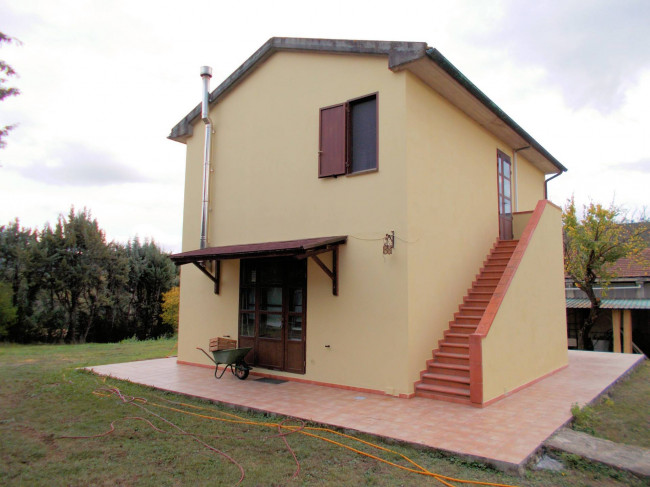 Complesso immobiliare di ampia superficie  con annessi e terreno a venti minuti dal mare in vendita a Monteverdi Marittimo
