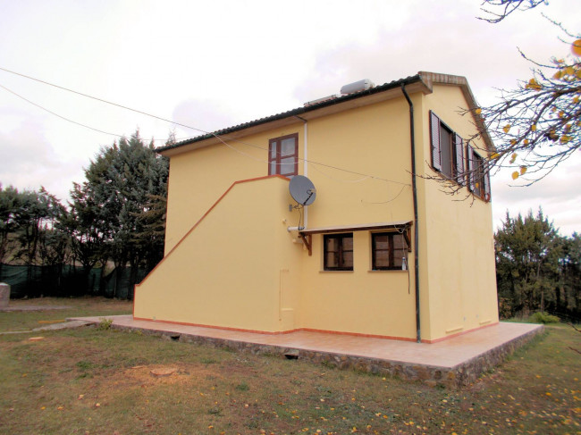 Complesso immobiliare di ampia superficie  con annessi e terreno a venti minuti dal mare in vendita a Monteverdi Marittimo