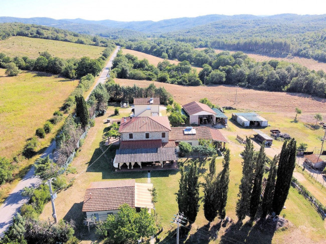 Complesso immobiliare di ampia superficie  con annessi e terreno a venti minuti dal mare in vendita a Monteverdi Marittimo