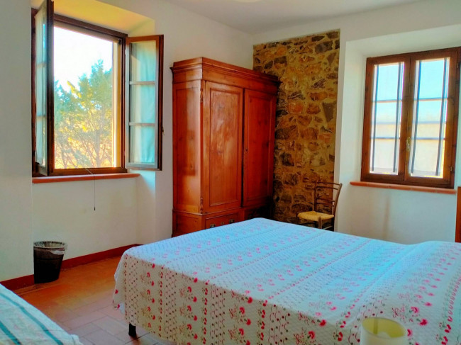 Complesso immobiliare di ampia superficie  con annessi e terreno a venti minuti dal mare in vendita a Monteverdi Marittimo