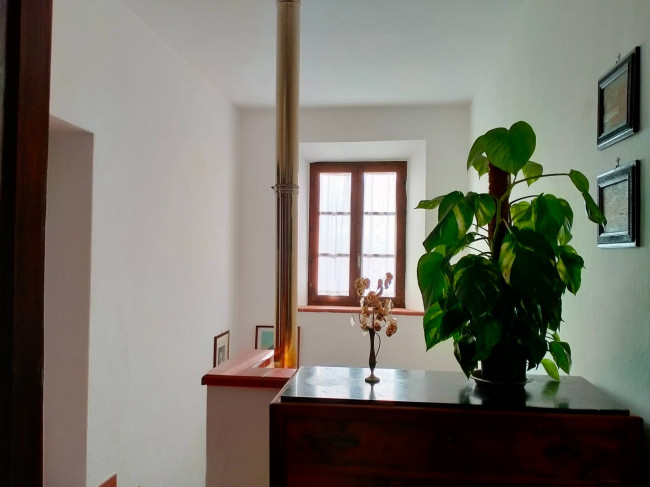 Complesso immobiliare di ampia superficie  con annessi e terreno a venti minuti dal mare in vendita a Monteverdi Marittimo