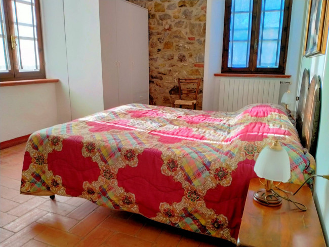 Complesso immobiliare di ampia superficie  con annessi e terreno a venti minuti dal mare in vendita a Monteverdi Marittimo