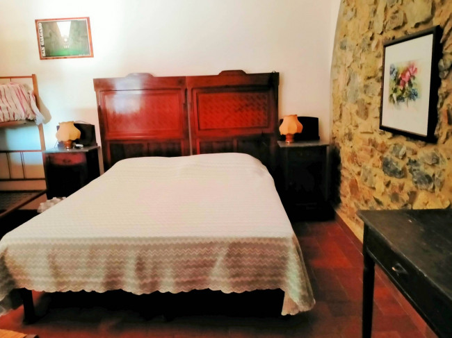 Complesso immobiliare di ampia superficie  con annessi e terreno a venti minuti dal mare in vendita a Monteverdi Marittimo