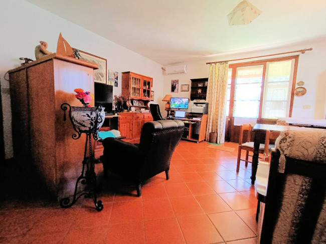 Complesso immobiliare di ampia superficie  con annessi e terreno a venti minuti dal mare in vendita a Monteverdi Marittimo