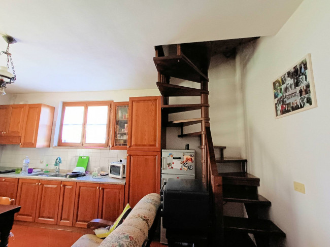 Complesso immobiliare di ampia superficie  con annessi e terreno a venti minuti dal mare in vendita a Monteverdi Marittimo