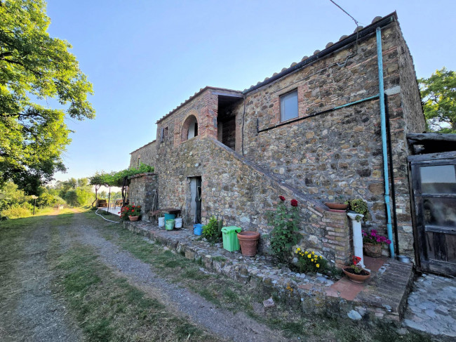 Casale in stile rustico Toscano in posizione panoramica con annesso e 54 ettari di terreno in vendita a Monterotondo Marittimo