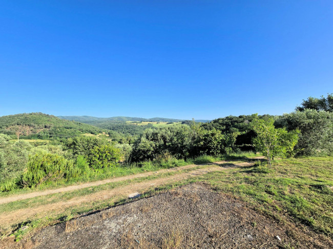Casale in stile rustico Toscano in posizione panoramica con annesso e 54 ettari di terreno in vendita a Monterotondo Marittimo