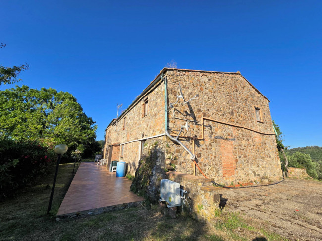 Casale in stile rustico Toscano in posizione panoramica con annesso e 54 ettari di terreno in vendita a Monterotondo Marittimo