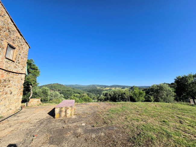 Casale in stile rustico Toscano in posizione panoramica con annesso e 54 ettari di terreno in vendita a Monterotondo Marittimo