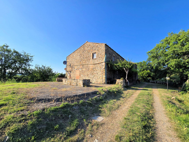Casale in stile rustico Toscano in posizione panoramica con annesso e 54 ettari di terreno in vendita a Monterotondo Marittimo
