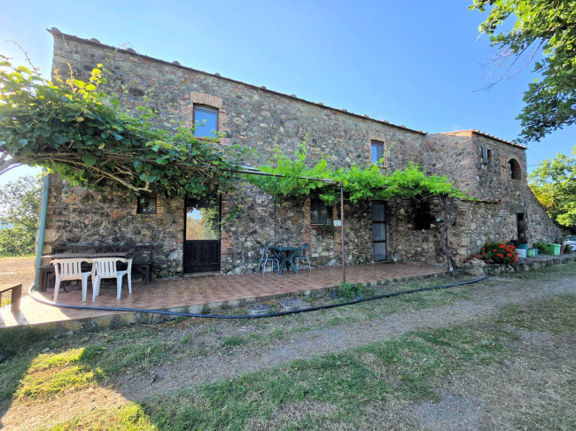 Casale in stile rustico Toscano in posizione panoramica con annesso e 54 ettari di terreno in vendita a Monterotondo Marittimo