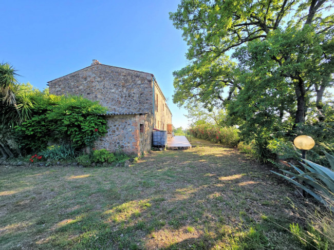 Casale in stile rustico Toscano in posizione panoramica con annesso e 54 ettari di terreno in vendita a Monterotondo Marittimo