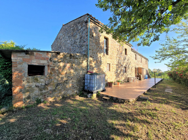 Casale in stile rustico Toscano in posizione panoramica con annesso e 54 ettari di terreno in vendita a Monterotondo Marittimo