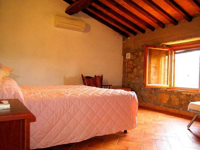 Casale in stile rustico Toscano in posizione panoramica con annesso e 54 ettari di terreno in vendita a Monterotondo Marittimo