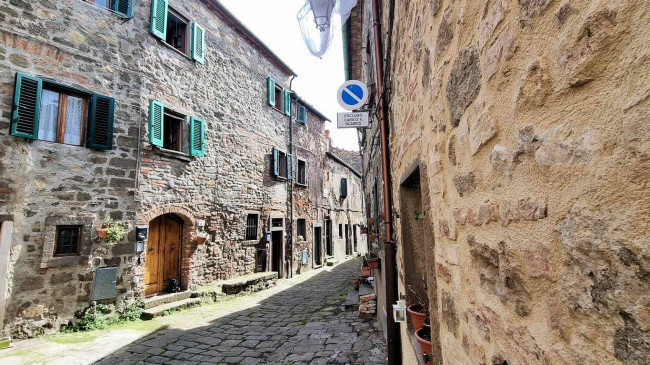 Terratetto indipendente nel centro del paese in vendita a Montecatini Val di Cecina