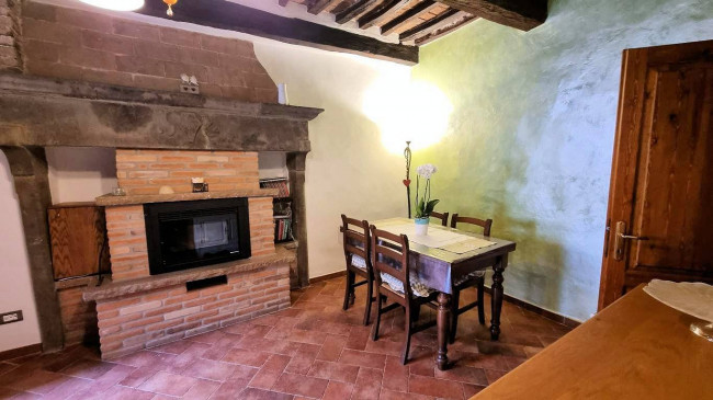 Terratetto indipendente nel centro del paese in vendita a Montecatini Val di Cecina