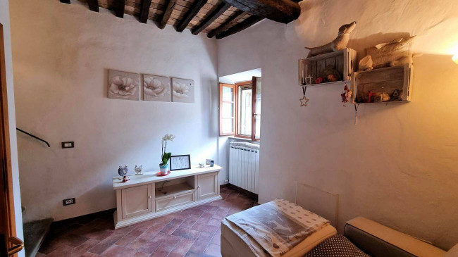 Terratetto indipendente nel centro del paese in vendita a Montecatini Val di Cecina