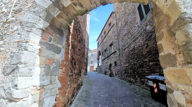 Terratetto indipendente nel centro del paese in vendita a Montecatini Val di Cecina