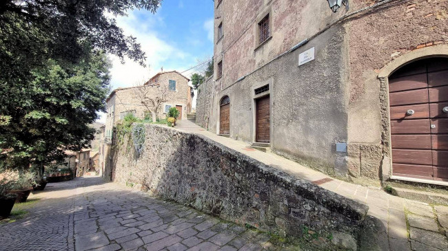 Terratetto indipendente nel centro del paese in vendita a Montecatini Val di Cecina