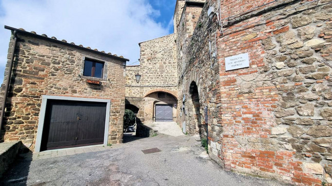 Terratetto indipendente nel centro del paese in vendita a Montecatini Val di Cecina