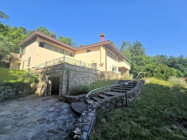 Villa di dimensioni molto importanti con ampio parco in ottima location in vendita a Montemurlo