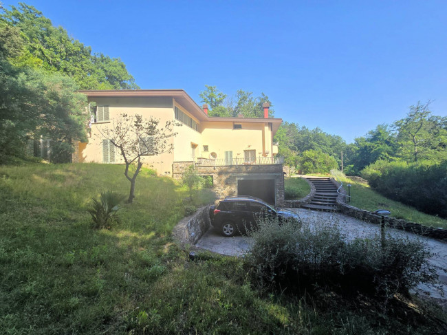 Villa di dimensioni molto importanti con ampio parco in ottima location in vendita a Montemurlo