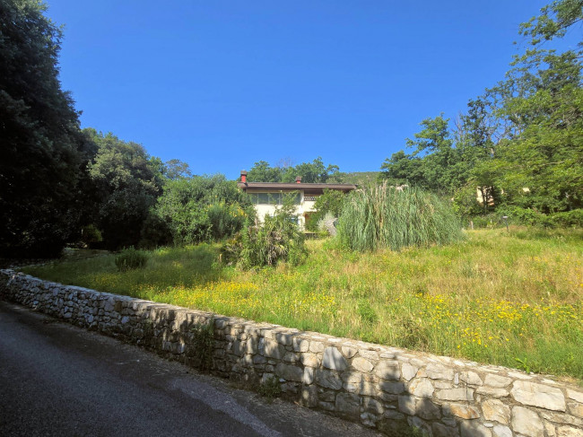 Villa di dimensioni molto importanti con ampio parco in ottima location in vendita a Montemurlo