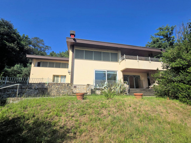 Villa di dimensioni molto importanti con ampio parco in ottima location in vendita a Montemurlo
