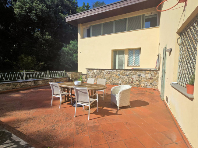 Villa di dimensioni molto importanti con ampio parco in ottima location in vendita a Montemurlo
