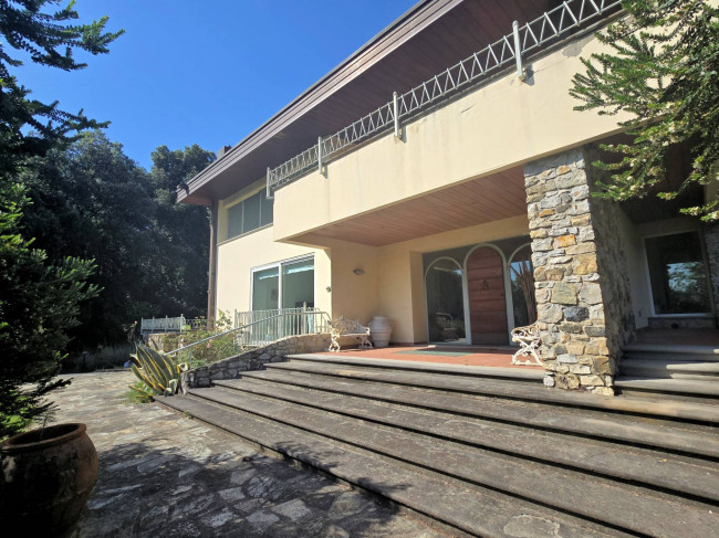 Villa di dimensioni molto importanti con ampio parco in ottima location in vendita a Montemurlo