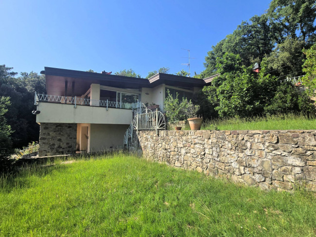Villa di dimensioni molto importanti con ampio parco in ottima location in vendita a Montemurlo