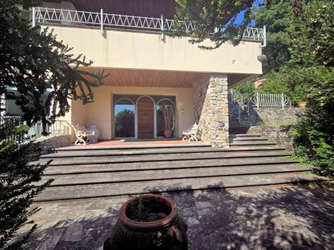 Villa di dimensioni molto importanti con ampio parco in ottima location in vendita a Montemurlo