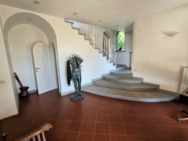 Villa di dimensioni molto importanti con ampio parco in ottima location in vendita a Montemurlo