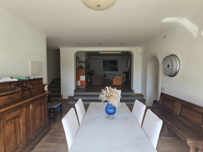 Villa di dimensioni molto importanti con ampio parco in ottima location in vendita a Montemurlo