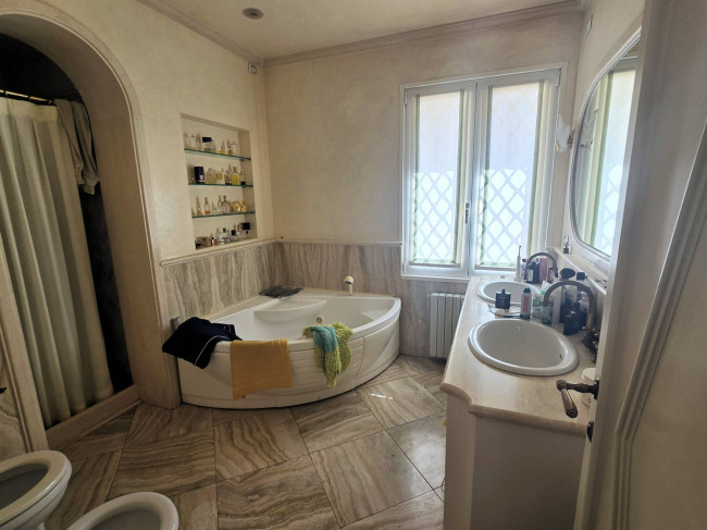 Villa di dimensioni molto importanti con ampio parco in ottima location in vendita a Montemurlo