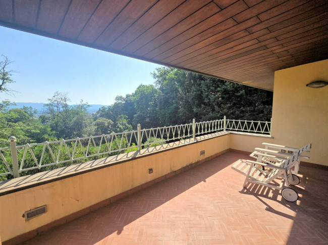 Villa di dimensioni molto importanti con ampio parco in ottima location in vendita a Montemurlo