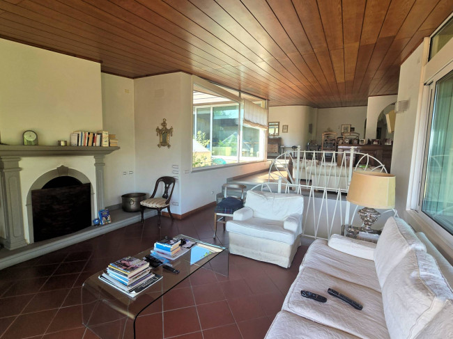 Villa di dimensioni molto importanti con ampio parco in ottima location in vendita a Montemurlo