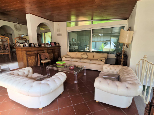 Villa di dimensioni molto importanti con ampio parco in ottima location in vendita a Montemurlo
