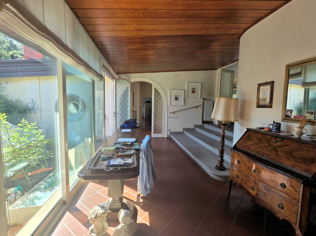 Villa di dimensioni molto importanti con ampio parco in ottima location in vendita a Montemurlo