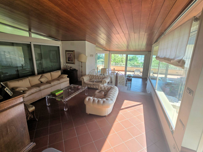Villa di dimensioni molto importanti con ampio parco in ottima location in vendita a Montemurlo