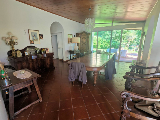 Villa di dimensioni molto importanti con ampio parco in ottima location in vendita a Montemurlo