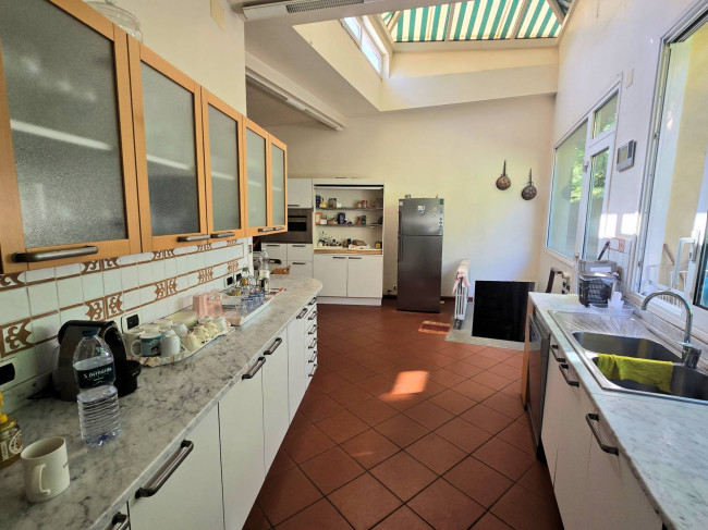 Villa di dimensioni molto importanti con ampio parco in ottima location in vendita a Montemurlo