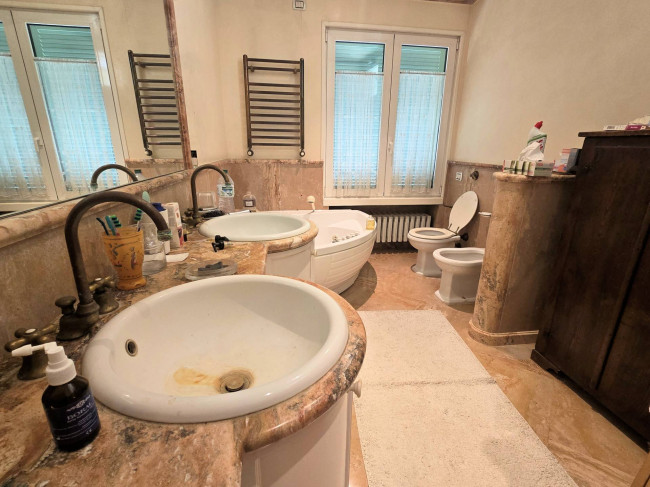 Villa di dimensioni molto importanti con ampio parco in ottima location in vendita a Montemurlo