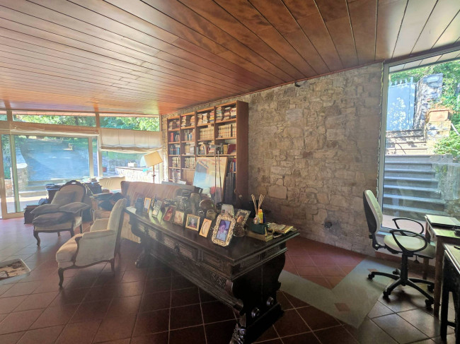 Villa di dimensioni molto importanti con ampio parco in ottima location in vendita a Montemurlo