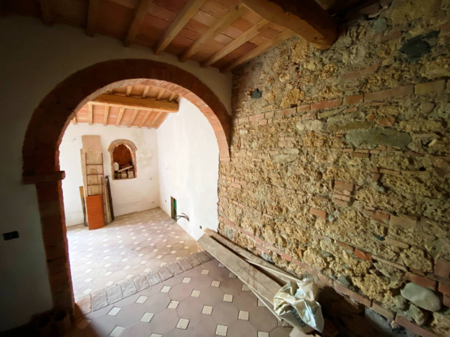 Casa colonica di ampia superficie in posizione dominante con vista panoramica in vendita a Pomarance