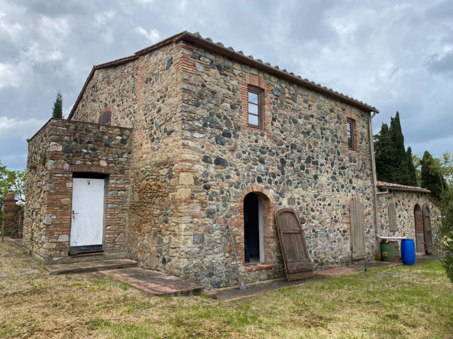 Casa colonica di ampia superficie in posizione dominante con vista panoramica in vendita a Pomarance