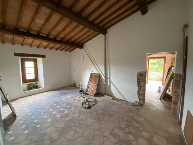 Casa colonica di ampia superficie in posizione dominante con vista panoramica in vendita a Pomarance