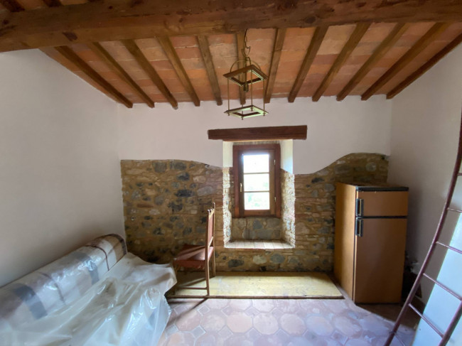 Casa colonica di ampia superficie in posizione dominante con vista panoramica in vendita a Pomarance